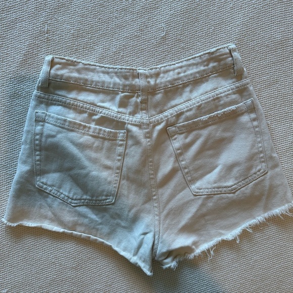 Amuse Society White Denim Women Shorts - Picture 2 of 3